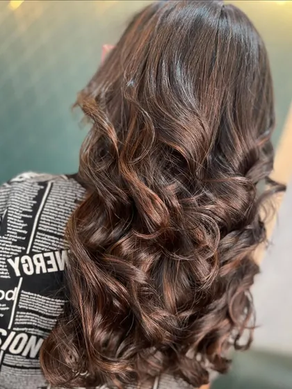 Bringing the cocoa vibes to life with this chocolaty hue. The colour is rich and deep, and the bouncy curls make it look good enough to eat.