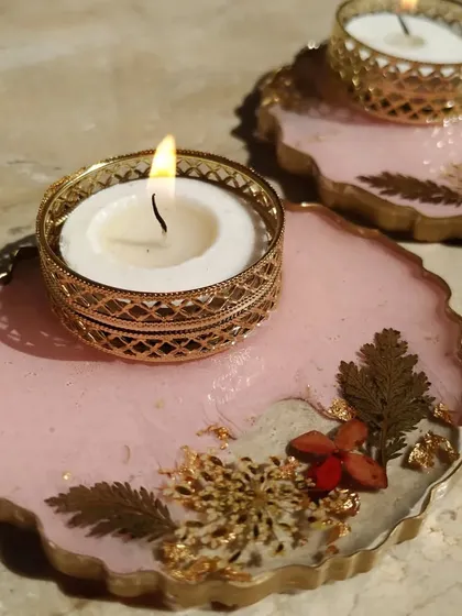 This set of pink resin diyas is perfect for adding a soft, elegant touch to your decor. I've used delicate ferns and flowers with gold accents, set in a lovely pink resin base with a golden edge.