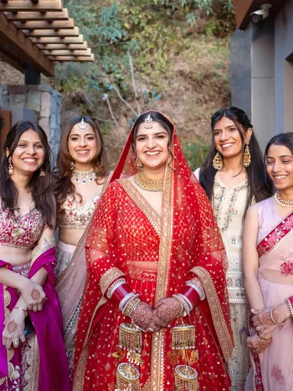 The bride surrounded by her squad. A happy, relaxed portrait with her bridesmaids, capturing the love and support of her closest friends.