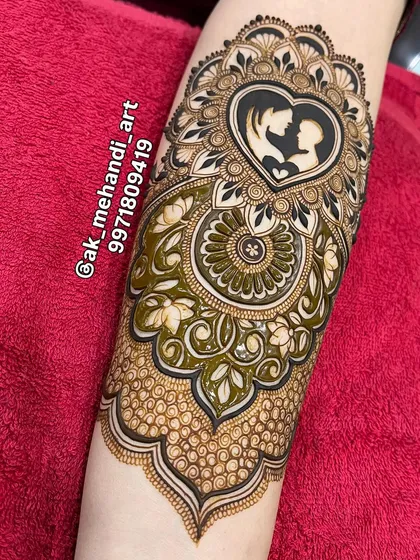 I create personalized designs for every occasion, including baby showers. This piece features a mother and child silhouette, a beautiful way to celebrate the new arrival. All my henna is 100% natural and safe for expecting mothers.