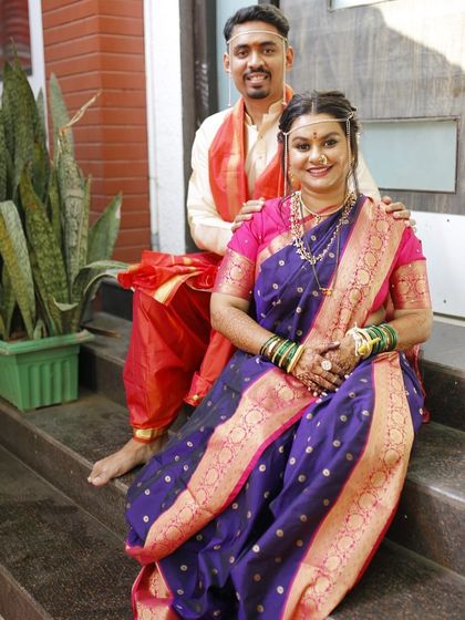 Another beautiful shot of the bride and groom. Her traditional look is complete with the mundavalya and expertly draped navvari saree.