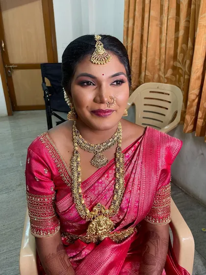 Another angle of Karthiga's muhurtham look, showing how the jewellery complements her bright pink silk saree.