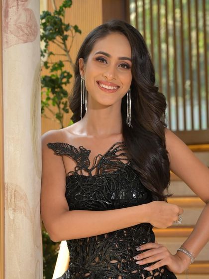 A beautiful smiling portrait. This classic wavy hairstyle is versatile and perfect for any high-glamour event or photoshoot.