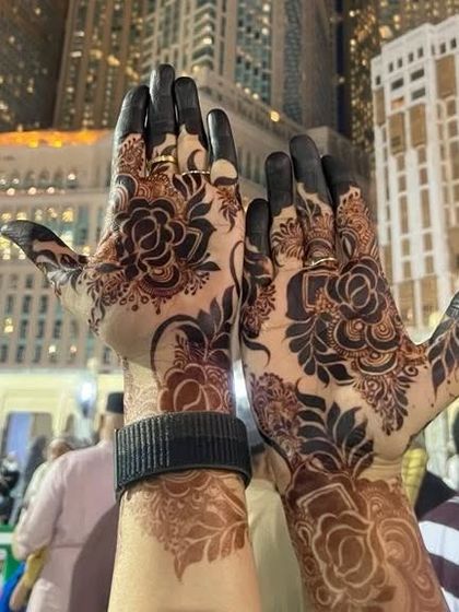 A beautiful shot of the henna stain with the holy Kaaba in the background. It's an honor to have my art be a part of such special moments.