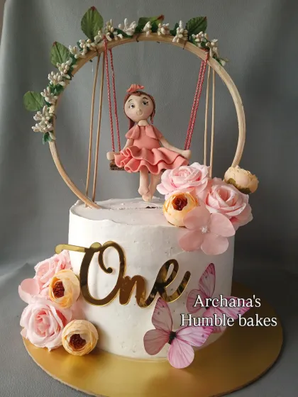 I absolutely loved making this delicate cake for a first birthday. The hand-molded figurine on a swing, surrounded by soft sugar flowers, creates a dreamy and artistic centerpiece perfect for celebrating a little one's special day.