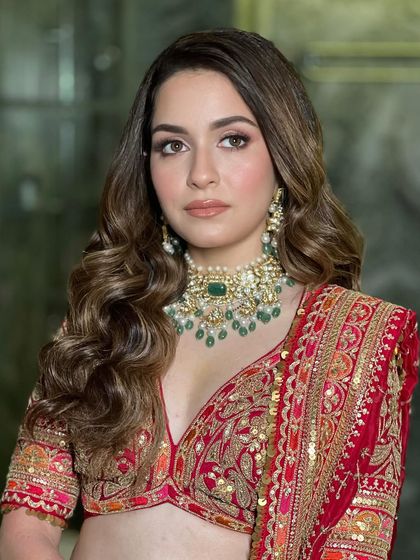 This portrait highlights the balance between the makeup and the heavy polki jewelry. The makeup is kept elegant and refined, ensuring the bride herself remains the star of the show.