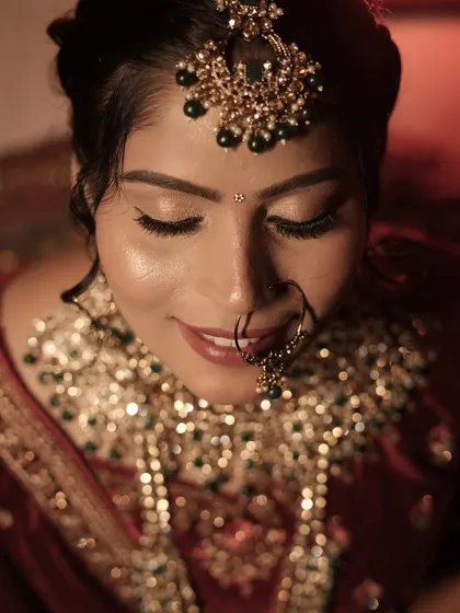 A close-up of the bridal glow. You can see the soft, shimmery eyeshadow and the perfectly blended skin work. I focus on making the skin look radiant, not covered up, so you look flawless in your wedding photos.