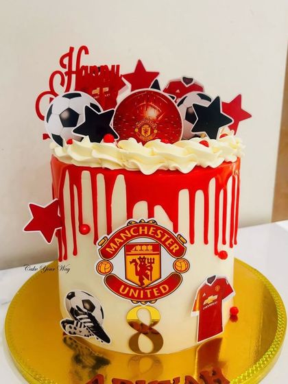 A goal-worthy cake for a true Red Devils fan. This Manchester United drip cake is perfect for an 8th birthday.