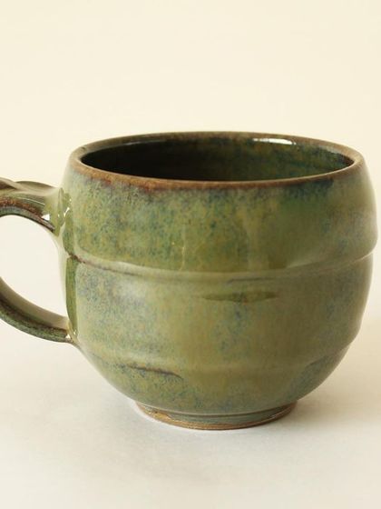 My Olive Sip tea cups have a rustic charm, inspired by the varied hues of tea leaves. The rich olive green glaze has beautiful variations and breaks into a warm brown at the rim.