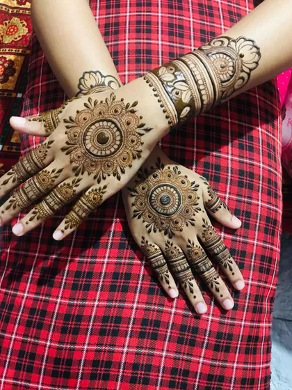 The timeless beauty of mandala mehandi. These circular designs are centered on the palm and are a favorite for festivals like Diwali and Karwa Chauth.