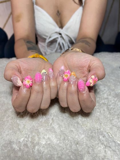 Bright and playful 3D flowers on a pink base. I teach you how to create various floral designs, from simple to complex, to suit any client's style.