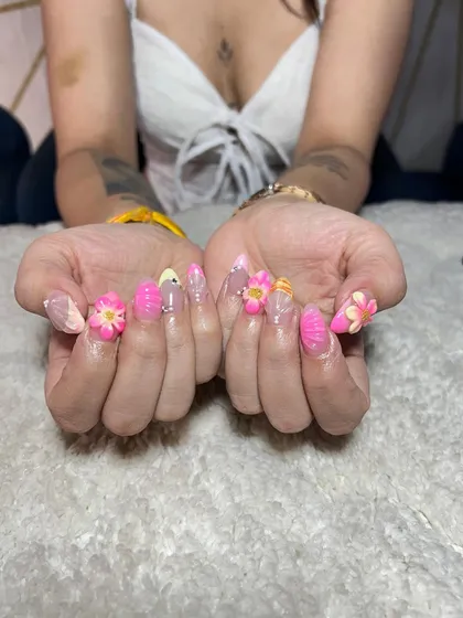 Bright and playful 3D flowers on a pink base. I teach you how to create various floral designs, from simple to complex, to suit any client's style.
