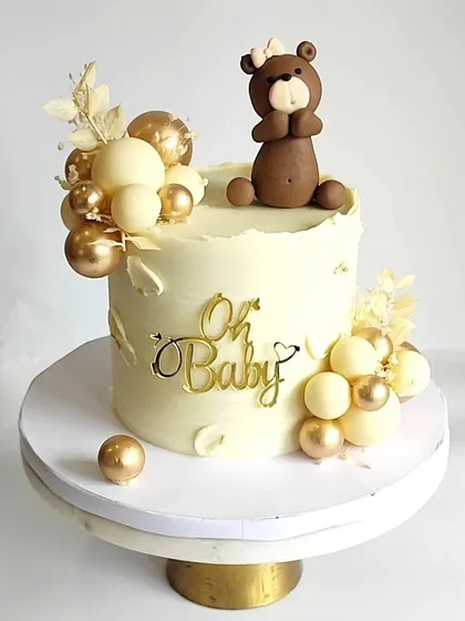 A studio shot of the 'Oh Baby' cake. This was a 1.5kg Chocolate-Dulce de leche cake, proving that even smaller cakes can be showstoppers.