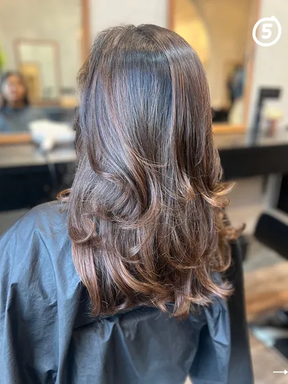 This mid-length cut with soft layers and waves is a versatile and timeless style that looks effortlessly beautiful.