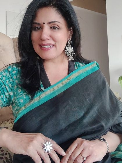 Here you can see the details of my high-neck blouse and 925 silver jhumkas. Since the blouse neckline was high, I decided to skip a neckpiece completely to keep the look clean and balanced.