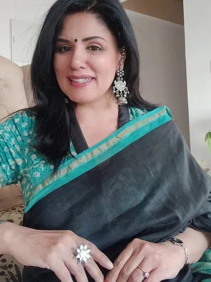 Here you can see the details of my high-neck blouse and 925 silver jhumkas. Since the blouse neckline was high, I decided to skip a neckpiece completely to keep the look clean and balanced.