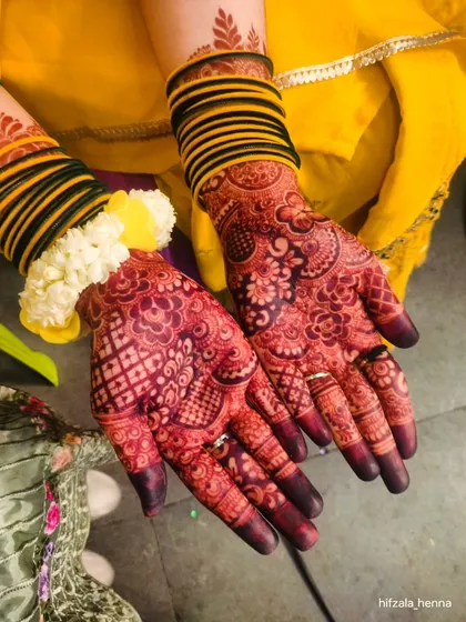 This is the result I aim for every time: a deep, rich reddish-brown henna stain. This beautiful color comes from my 100% organic henna paste, captured here with traditional bangles for a festive look.