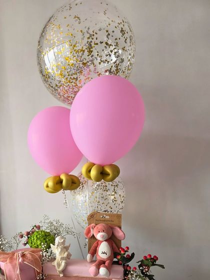 A close-up of the balloon bouquet for the pink hamper.