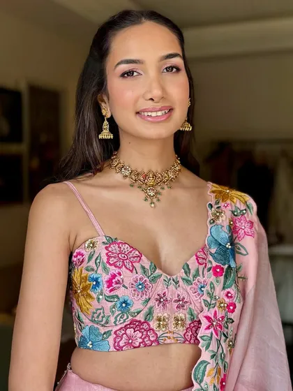 A simple, sun-kissed look is perfect for a daytime mehendi ceremony. We used soft pinks on the eyes and cheeks to give this bride a fresh, radiant glow that felt light and comfortable in the morning sun.