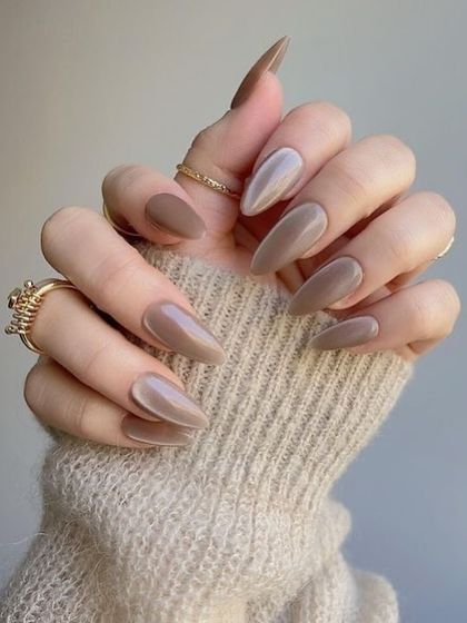 A beautiful set of almond-shaped nails in varying shades of nude and brown. A perfect neutral manicure for the autumn season.