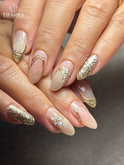 A combination of our favorite techniques. This set features full glitter nails, cat-eye effects, and delicate hand-painted flowers, all united by elegant gold chrome accents.