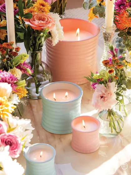 A table in full bloom, complemented by the clean, modern aesthetic of my Daydream ceramic candles. The soft pastel pink and blue jars add a touch of color without overwhelming the senses, allowing the floral arrangements and the Gardenia fragrance to shine.