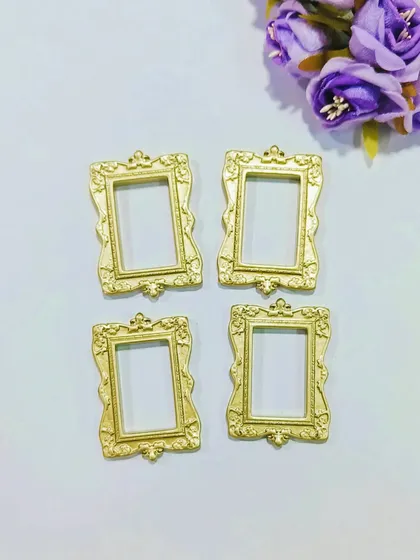 Here are our curved rectangular mini frames in a gold finish. These small, detailed frames are perfect for adding a decorative touch to nameplates or gift boxes.