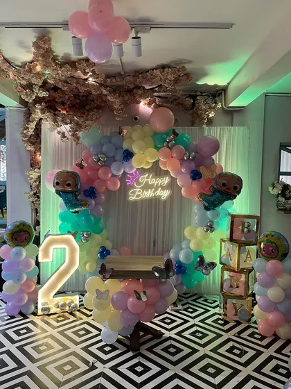 The main Cocomelon balloon ring, perfect as a backdrop for cake cutting and photos.
