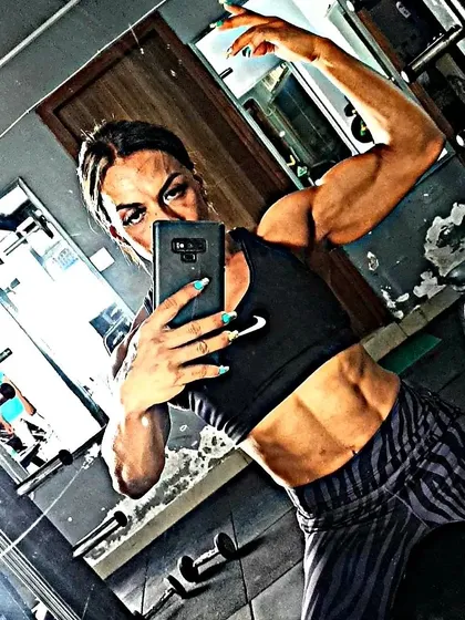 The work never stops. This selfie shows the kind of abdominal definition and core strength that is only possible when your nutrition is perfectly dialed in. This is the level of detail I bring to my clients' meal plans.