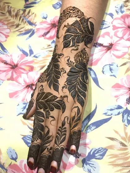This version of the leaf design shows how you can vary the pattern and flow to fit the hand perfectly.