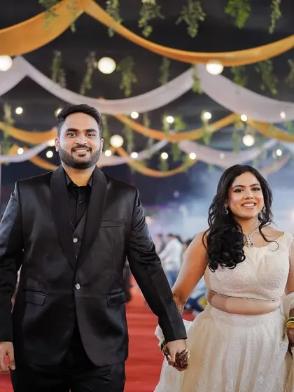 My bride Shivani looked like a princess in white for her Sangeet. We created a soft and dreamy look with glowing skin and gentle waves in her hair, perfect for dancing the night away.