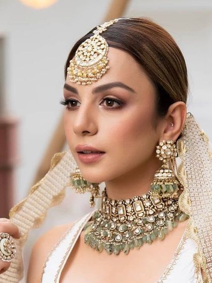 Classic or neon? This image shows a soft, classic brown smokey eye, a timeless look that is perfect for any bride who wants to feel elegant and sophisticated.