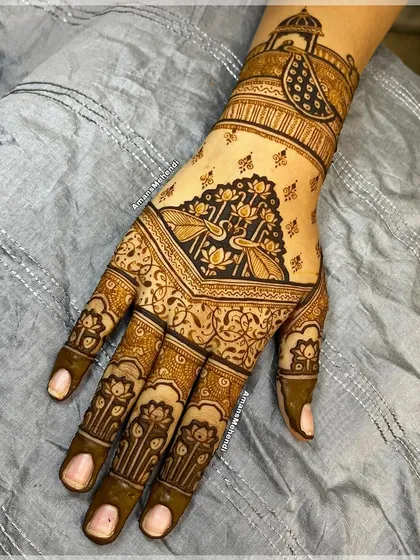 A lovely back-hand design where the main feature is a V-shaped panel of peacocks and lotuses, complemented by detailed floral work on the fingers.