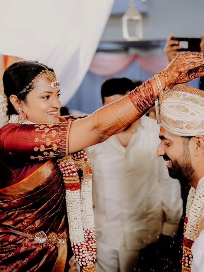 Immediately following the Jeelakarra Bellam, the bride reciprocates the ritual. Capturing both actions ensures the complete story of this beautiful tradition is told.