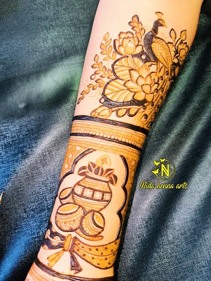 This design combines a peacock motif with a traditional kalash, symbolizing prosperity and auspicious beginnings. This is a great element for bridal mehandi.