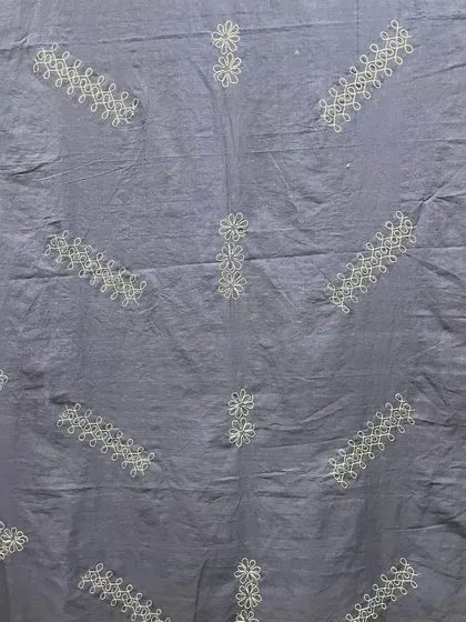 The scattered motifs on the Mangalgiri cotton saree give it a light, airy feel, making it perfect for elegant daywear.