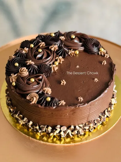 Another look at my Mocha Chocolate cake, with beautiful two-toned chocolate piping.