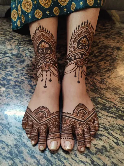 Another view of the minimalist bridal leg design, showing how the two feet create a symmetrical and complete picture.