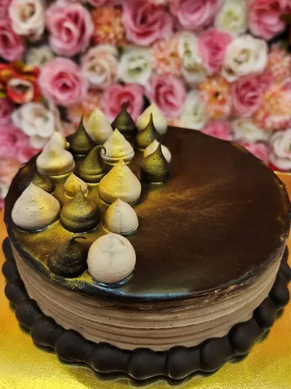My Choco Maddy cake is designed for true chocolate madness. This version features a glossy ganache top with multi-toned piped dollops, dusted with edible gold for a luxurious finish.