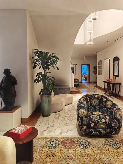 When the plant, the pot, and the space come together, it’s pure magic. This tall, elegant plant perfectly fills the vertical space in this arched hallway, adding a touch of life to the classic and artistic decor.