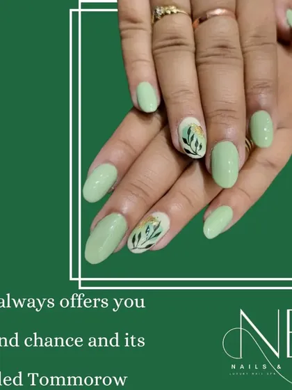 A soft, nature-inspired look. This set features a muted green polish with accent nails that have a hand-painted leaf design in gold and white.
