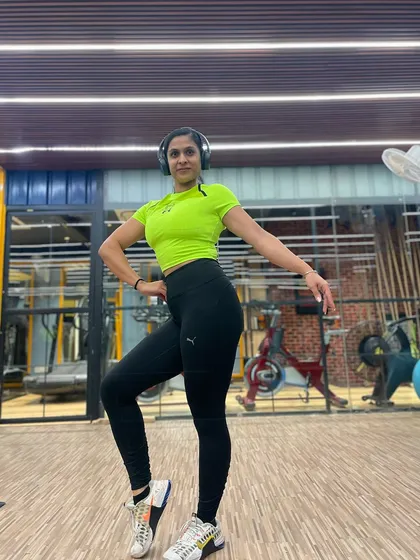 Practicing a side pose in my gym gear. Posing practice is a year-round habit, not just for prep.