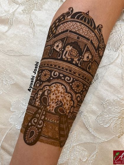 The final look of this armband, with the peacocks also filled in. This step-by-step progression is exactly how I teach you to approach large-scale mehendi.