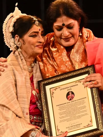 A beautiful moment being honoured with the UPASANA SAMMAN 2025 by fellow Padma Shri awardee and senior Odissi dancer, Geeta Mahalik. Sharing the stage with esteemed artists is always a privilege.
