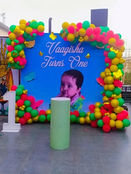 The final look of the bright and cheerful first birthday decoration, ready for the party.