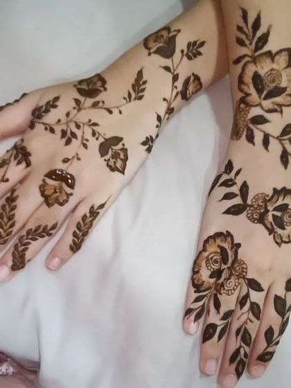 A simple yet elegant floral vine design. This style is perfect for someone who wants a minimalist but beautiful mehendi look.