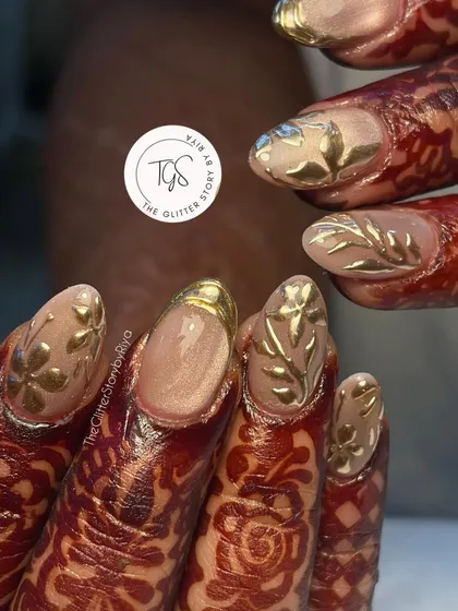 This is the kind of magic I love creating for my brides. This intricate 3D gold leaf design was hand-sculpted to perfectly complement her beautiful henna, making her big day even more special.