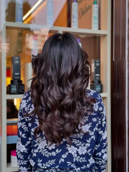 The back view of our Nutella chocolate color. It's a solid, rich shade that looks incredibly healthy and glossy.