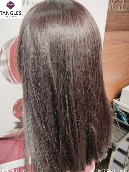 This angle highlights the subtle red tones within the global color application. Using professional products ensures that even a single shade has depth and reflects light beautifully.