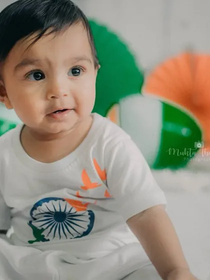 A beautiful close-up of this little citizen, with the Indian flag by his side.